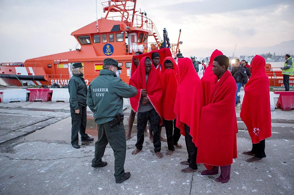 מהגרים בלתי חוקיים מ אפריקה ב ספרד מוטריל גרנדה (צילום: EPA)