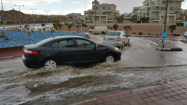 Затопленные улицы в Эйлате. Фото: Меир Охайон