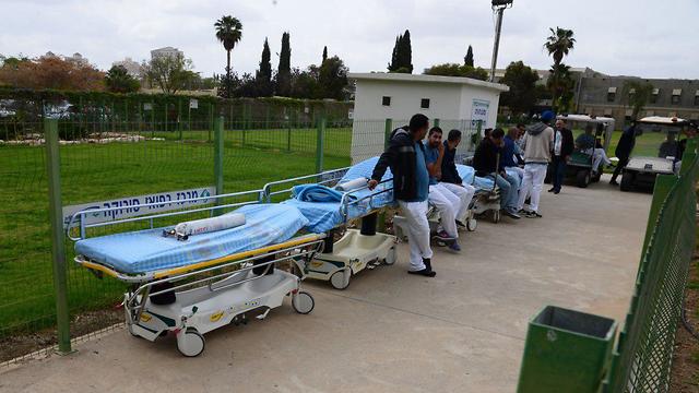 הכנות לקבלת הנערים בבית חולים סורוקה (צילום: הרצל יוסף)