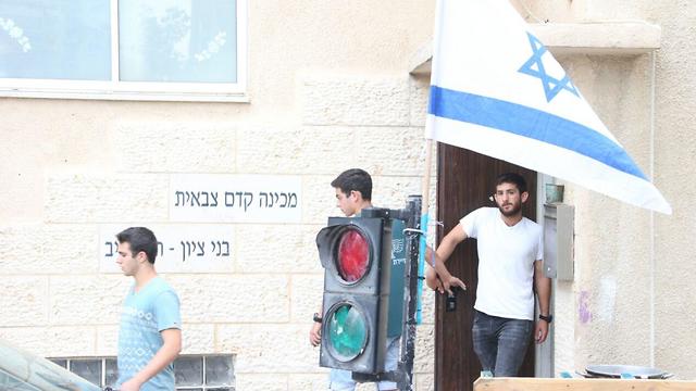 בני משפחה וחוקרי משטרה במכינה קדם צבאית בני ציון בתל אביב (צילום: מוטי קמחי)