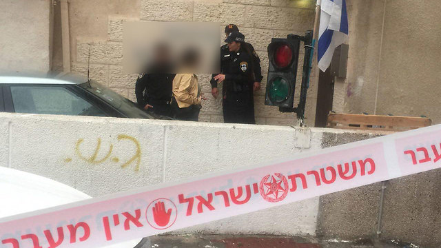 בני משפחה וחוקרי משטרה במכינה קדם צבאית בני ציון בתל אביב (צילום: רועי רובינשטיין)