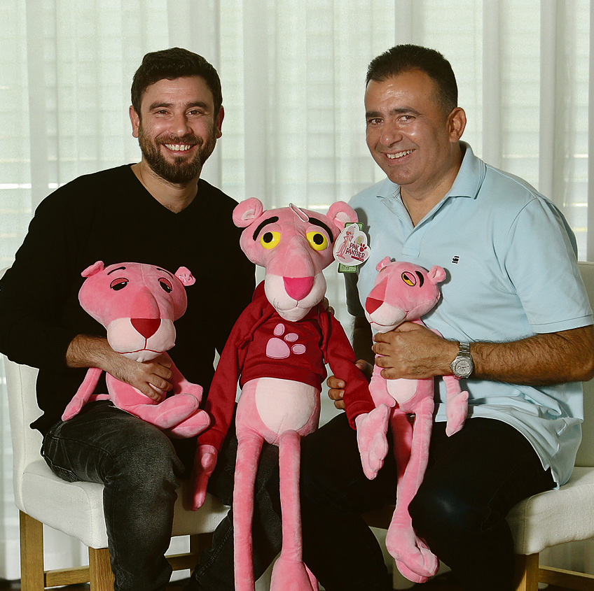 איציק ניסנוב (מימין) והשותף גונן כהן עם בובות הפנתר הוורוד, ממותגי MGM האמריקאית, שיימכרו ברשת. יימכרו גם מוצרי דיסני, הלו קיטי, בוב ספוג ועוד | צילום: צביקה טישלר איציק ניסנוב (מימין) והשותף גונן כהן עם בובות הפנתר הוורוד, ממותגי MGM האמריקאית, שיימכרו ברשת. יימכרו גם מוצרי דיסני, הלו קיטי, בוב ספוג ועוד | צילום: צביקה טישלר