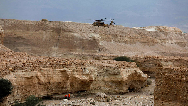 כוחות חילוץ בנחל צופית (צילום: AFP)