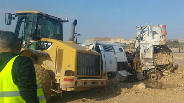 משאית התהפכה באזור הערבה (צילום: דוברות משטרה)