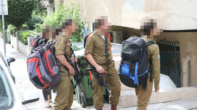 תלמידי מכינה מגיעים למכינה בני ציון בתל אביב (צילום: מוטי קמחי)