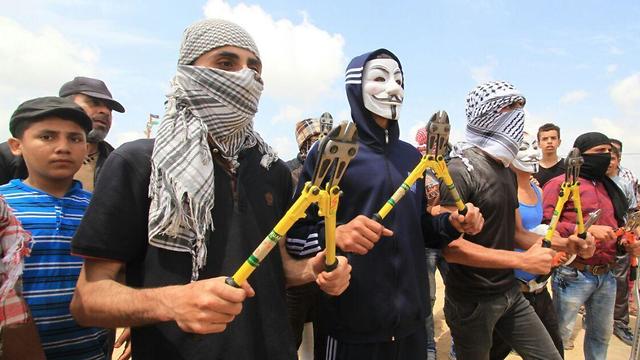 Palestinian protesters on Gaza border