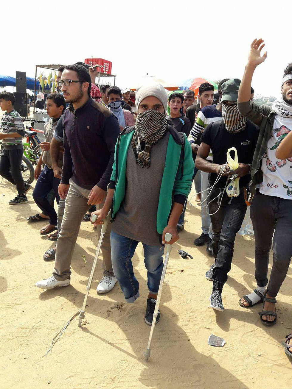 Wounded protesters return for fifth round of border riots