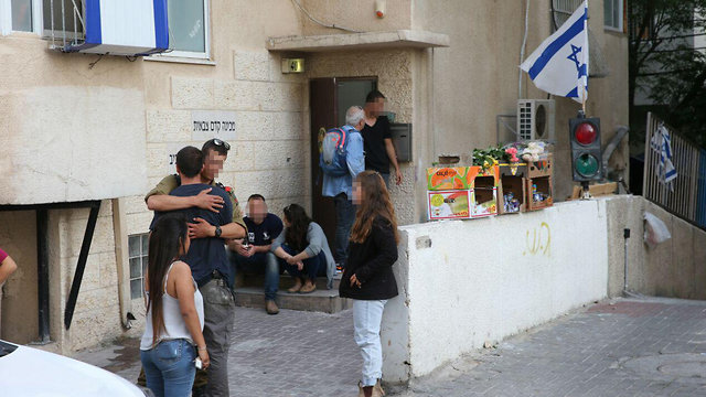 У входа в здание, где располагаются курсы допризывной подготовки "Бней-Цион" в Тель-Авиве. Фото: Моти Кимхи