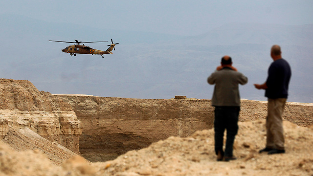 כוחות חילוץ בנחל צופית (צילום: AFP)