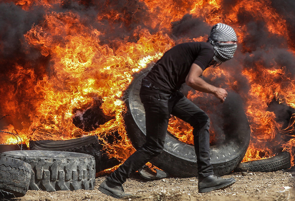 פלסטינים עימותים בגבול רצועת עזה (צילום: EPA)