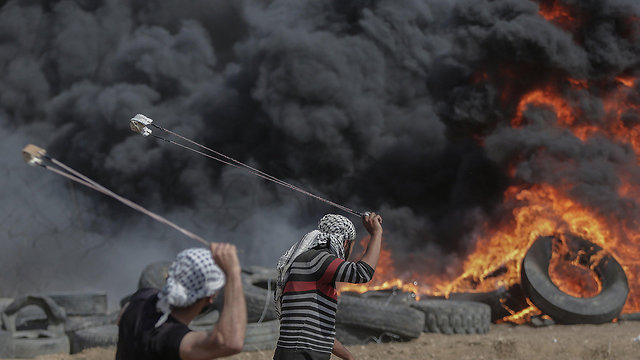 פלסטינים עימותים בגבול רצועת עזה (צילום: EPA)