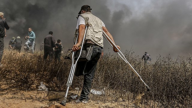 פלסטינים עימותים בגבול רצועת עזה (צילום: MCT)