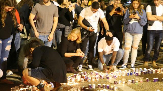 MK Tzipi Livni lights a remembrance candle  (Photo: Motti Kimchi)