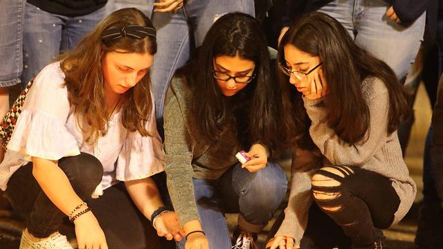 הדלקה  משותפת נר זיכרון לזכר  בני הנוער ש נספו באסון נחל צפית בכיכר רבין תל אביב (צילום: מוטי קמחי)