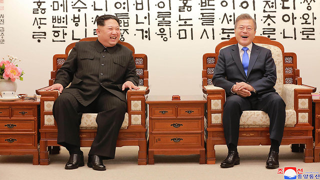 שני המנהיגים לוחצים ידיים (צילום: AFP PHOTO/KCNA VIA KNS)