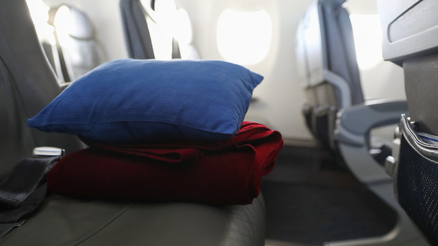 שמיכה כרית מטוס (צילום: שאטרסטוק)