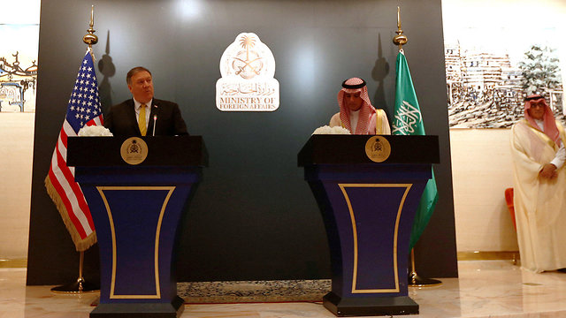 מזכיר המדינה האמריקני מייק פומפאו עם שר החוץ הסעודי עדל אל ג'ובייר ריאד סעודיה (צילום: רויטרס)