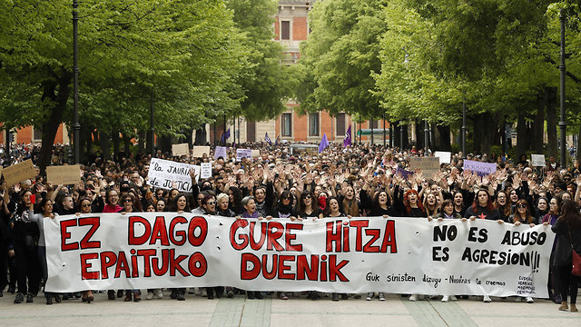 מחאה הפגנה ספרד פמפלונה על החלטה לזכות חמישה גברים מאשמת אונס של אישה (צילום: AFP)