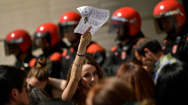 מחאה הפגנה ספרד פמפלונה על החלטה לזכות חמישה גברים מאשמת אונס של אישה (צילום: AP)