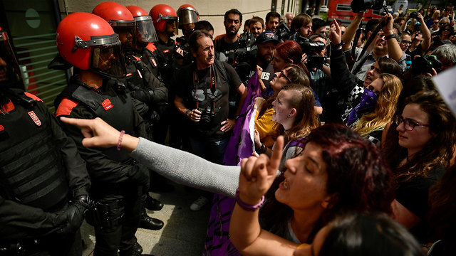 מחאה הפגנה ספרד פמפלונה על החלטה לזכות חמישה גברים מאשמת אונס של אישה (צילום: AP)