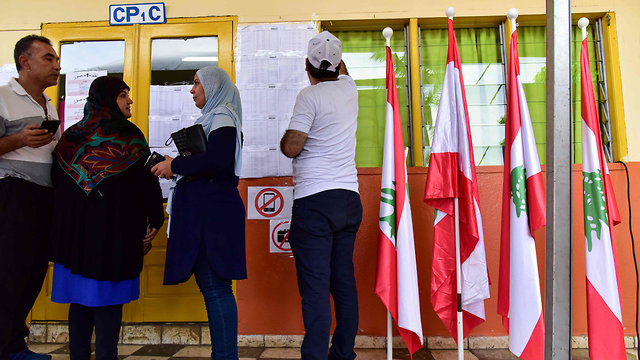 מצביעים בחירות כלליות קלפי בית ספר לבנוני ב אביג'אן חוף השנהב בחירות כלליות לבנון (צילום: AFP)