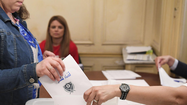 בחירות כלליות לבנון קונסוליה כללית ב פריז צרפת הצבעה מצביעים (צילום: AFP)
