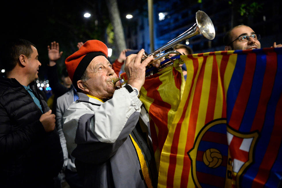 אוהד ברצלונה עם חצוצרה (צילום: AFP)