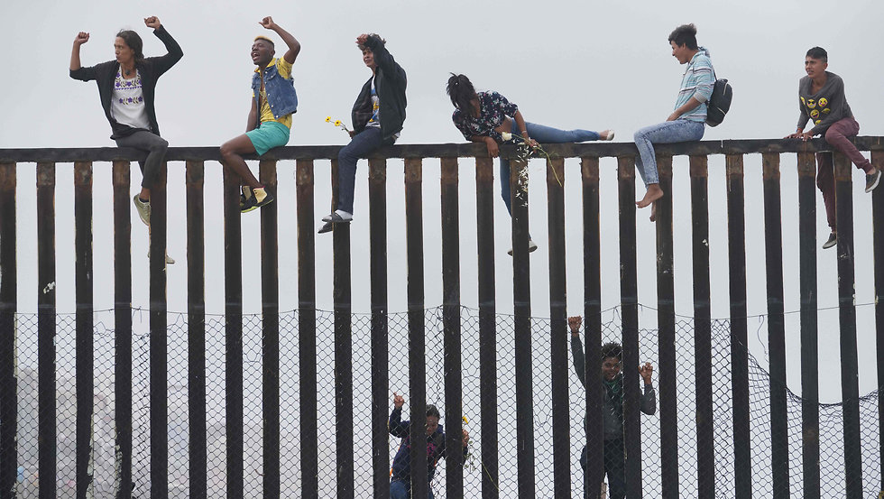 מפגינים בגבול מקסיקו ארה