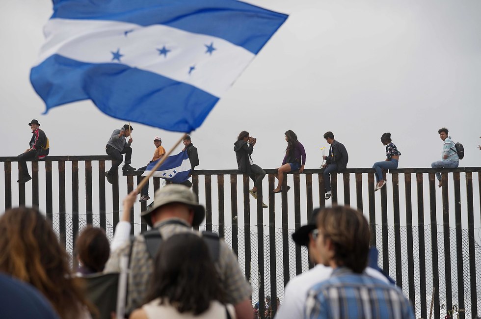 מפגינים בגבול מקסיקו ארה