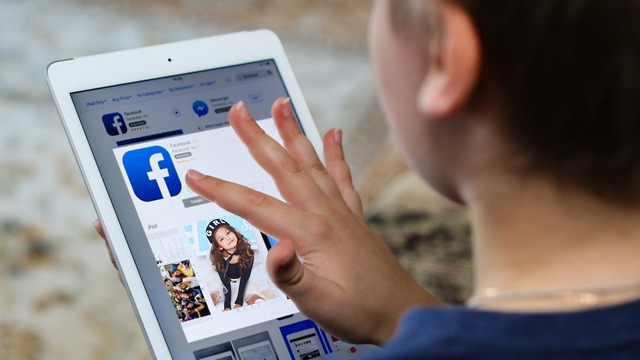 ילדים בפייסבוק (אילוסטרציה: Shutterstock)