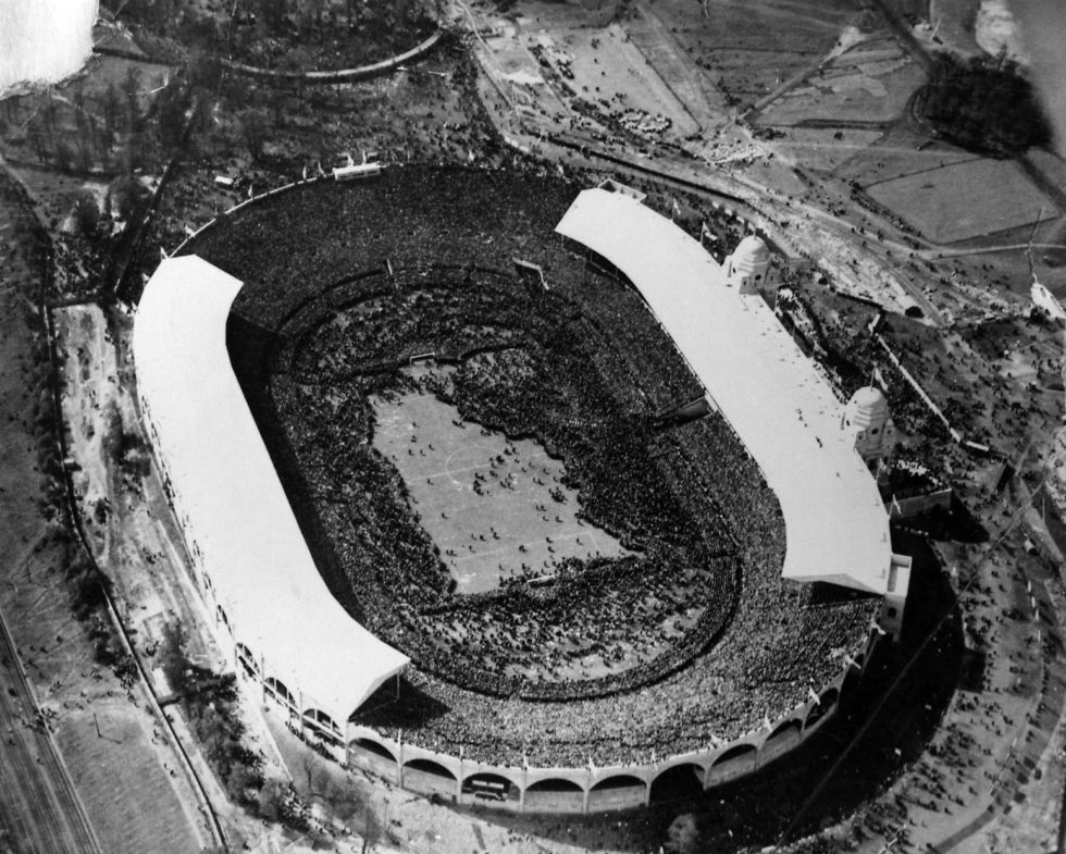 אצטדיון וומבלי גדוש בגמר הגביע האנגלי ב-1923 (צילום: getty images)
