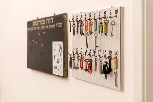 לוח המפתחות של ארגון החיילים נשמר ומשמש כאלמנט דקורטיבי במשרד  (צילום: אילן נחום)