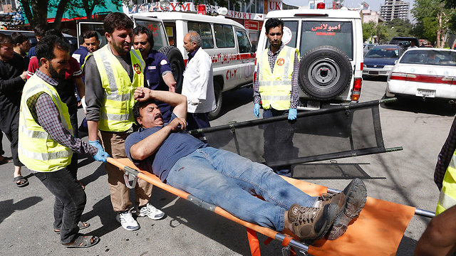 פינוי פצוע זירת פיגוע קאבול אפגניסטן (צילום: EPA)