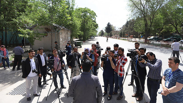 עיתונאים בזירת פיגוע כפול קאבול אפגניסטן (צילום: EPA)