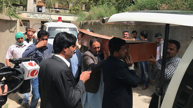 גופת עיתונאי שנהרג ב פיגוע קאבול אפגניסטן (צילום: EPA)