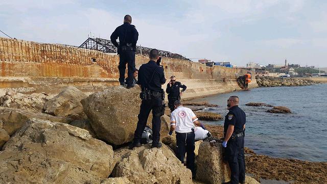 שוטרים בחוף פרישמן, תל אביב (צילום: תיעוד מבצעי מד״א)