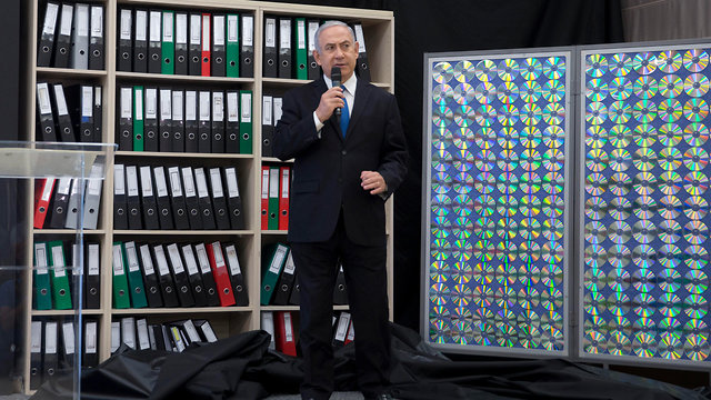 Netanyahu presenting the data Israel stole from Iran (Photo: AP)
