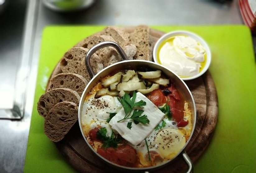 ארוחת בוקר מסובסדת בבית הקפה "בר גלים", חיפה (צילום: באדיבות המקום)