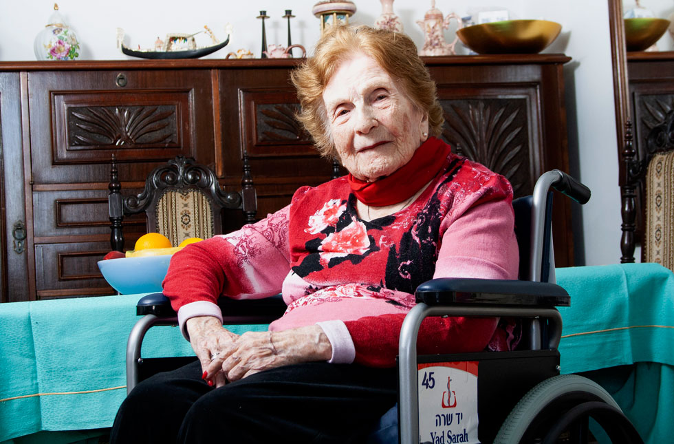 ברטה גולדשטיין-ליבסמן, השבוע בחיפה. "אני תמיד תלויה באחרים, שיעזרו ויושיטו לי יד, אבל הגיל לא אומר כלום בעיניי"  (צילום: גיל נחושתן)