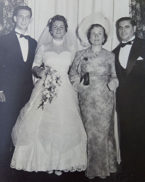בני הזוג ליבסמן עם בתם הבכורה בטי ובעלה בחתונתם. "היה לי קשה כשהם עזבו" (צילום: אלבום פרטי)