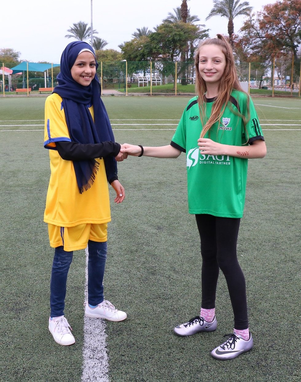 נערות יהודיות מוסלמיות ודרוזיות משחקות כדורגל ()