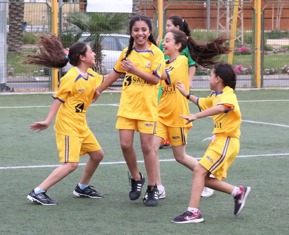 נערות יהודיות מוסלמיות ודרוזיות משחקות כדורגל ()