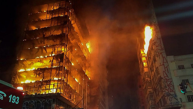 בניין ב סאו פאולו ברזיל קרס אחרי שריפה (צילום: AFP)