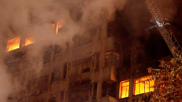 בניין ב סאו פאולו ברזיל קרס אחרי שריפה (צילום: AP)