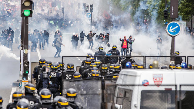 המחאה ברחובות פריז (צילום: EPA)