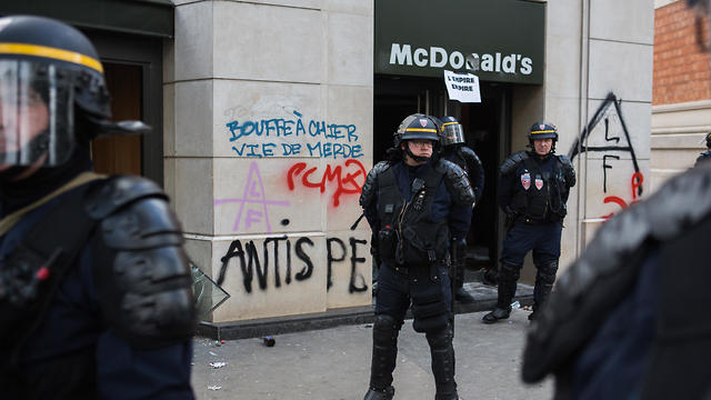 סניף מקדונלדס בפריז שנהרס על ידי המפגינים (צילום: Lafargue Raphael/ABACA )
