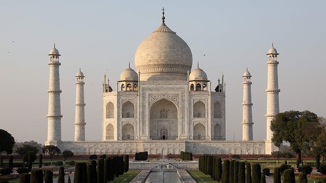 טאג' מהאל ב הודו מצהיב בגלל זיהום האוויר (צילום: AFP)