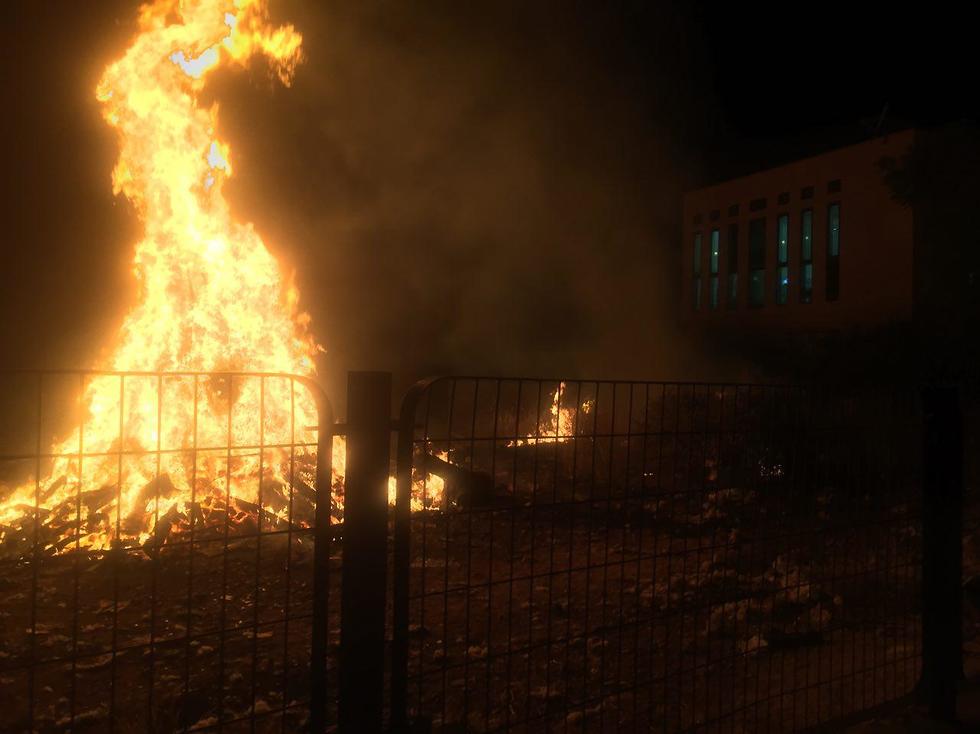Bonfire near the synagogue (Photo: Roi Rubinstein)