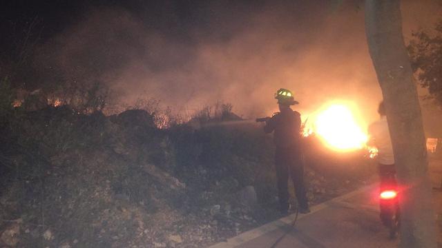 A firefighter putting out a blaze in Elad (Photo: Roi Rubinstein)
