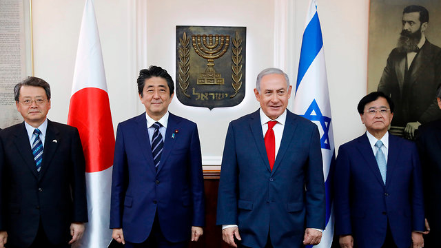 Netanyahu and Abe with Japanese businesspeople (Photo: AFP)